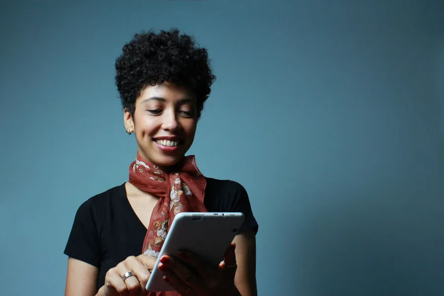 Chica mirando una web accesible en una tablet