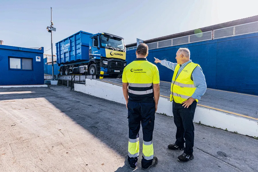 Dos operarios con chaleco en una planta de economia circular de ILUNION
