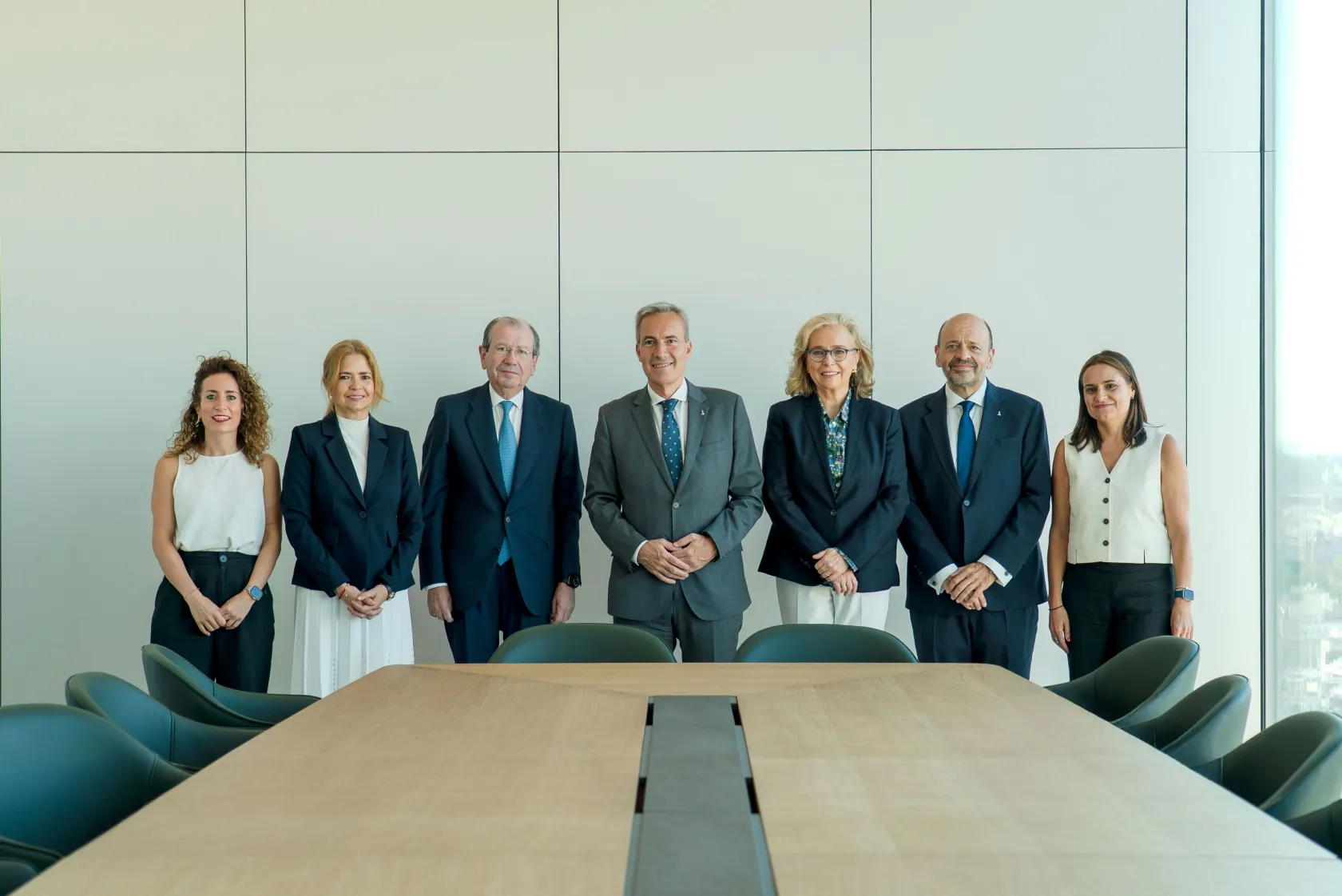 Foto de familia de los equipos de ILUNION y Garrigues tras la firma del acuerdo sobre ILUNION Legal Academy
