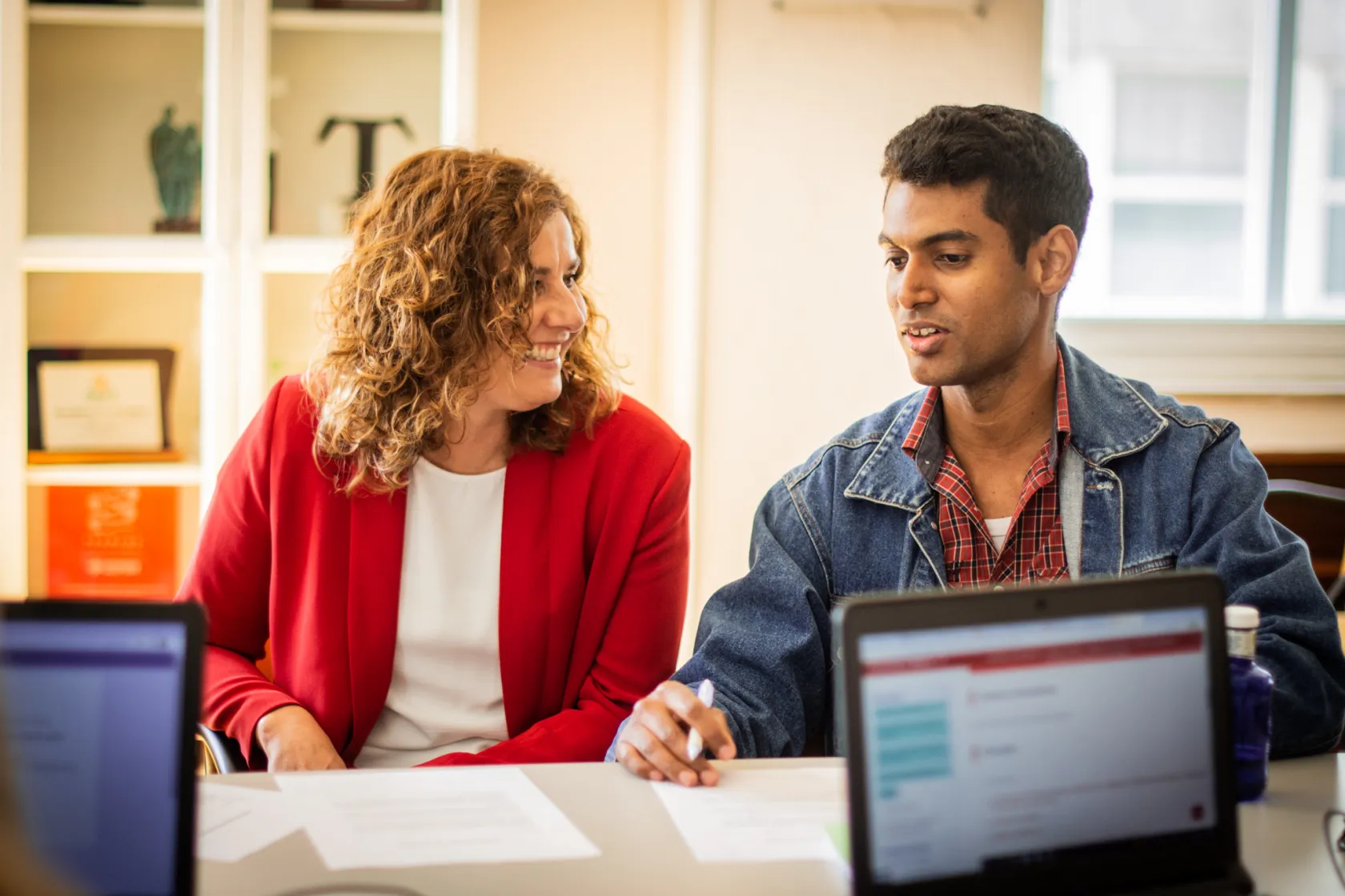 Dos personas, un hombre joven y una mujer un poco más mayor, trabajan junto. Fotografía cedida por NadieSolo