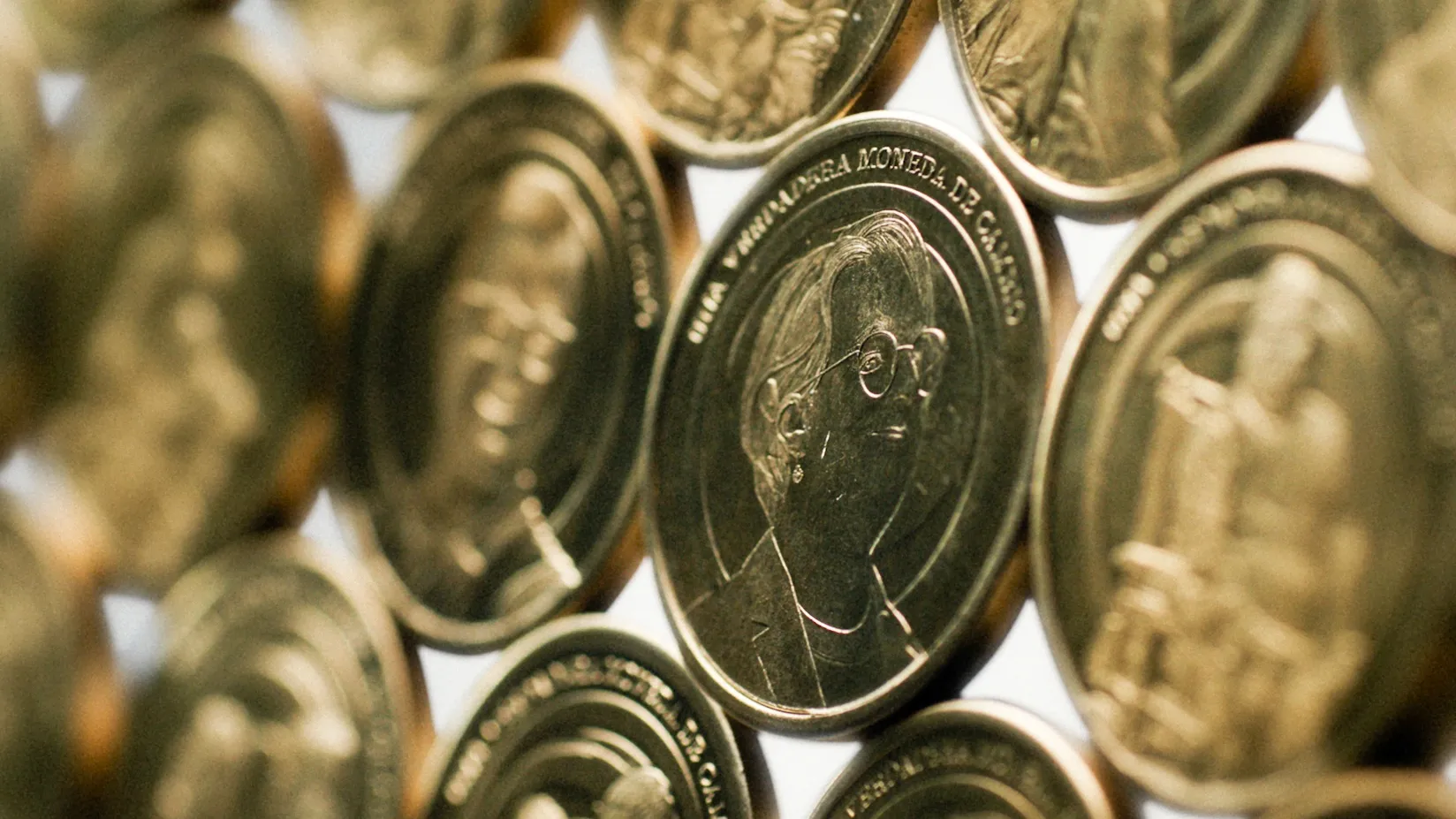 Imagen de varias de las monedas conmemorativas del 10 aniversario de ILU NION