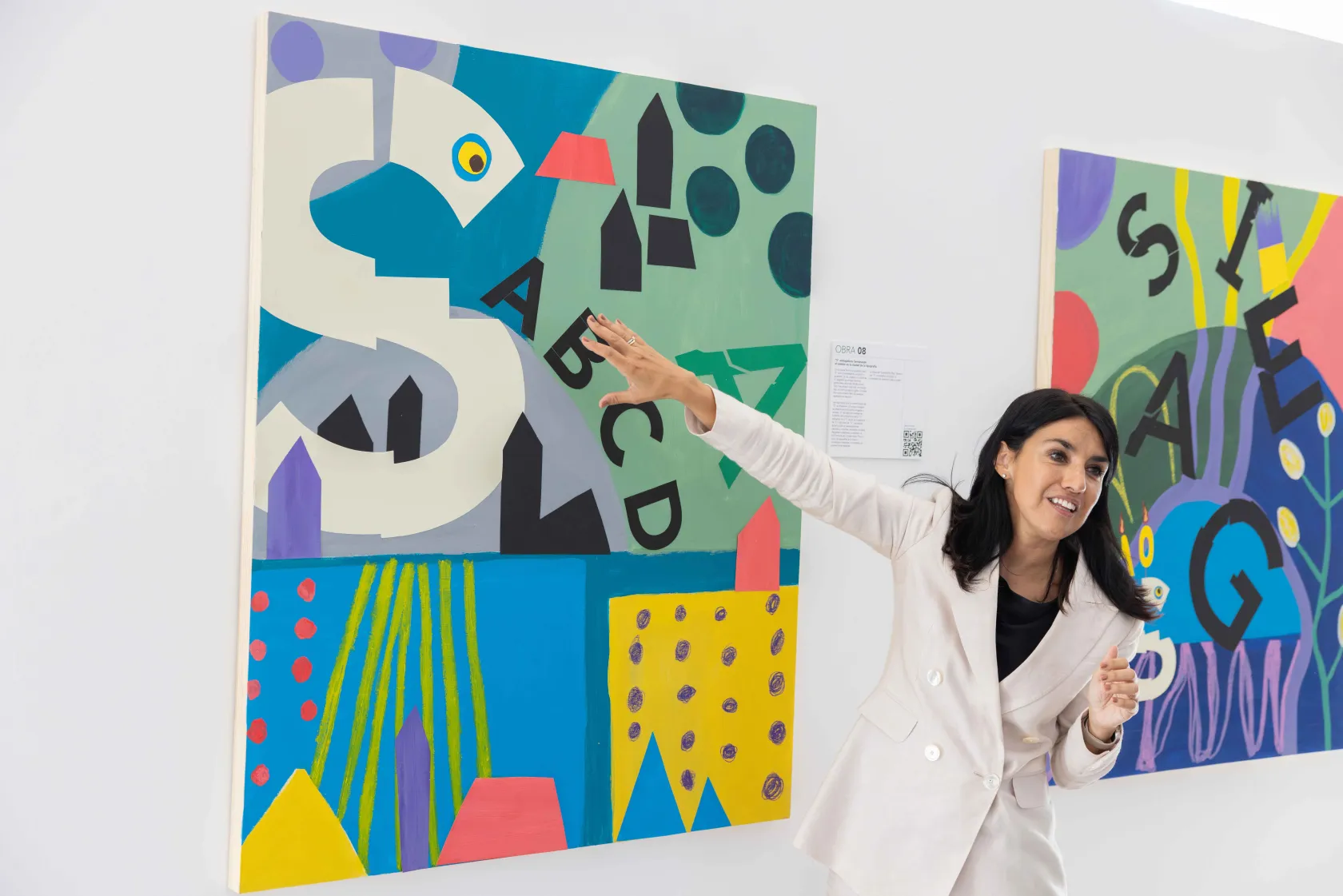 Ana María López de San Román explica uno de los cuadros de la exposición