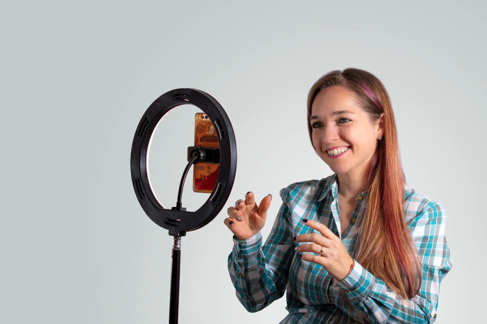 Mujer grabando un vídeo con un teléfono móvil