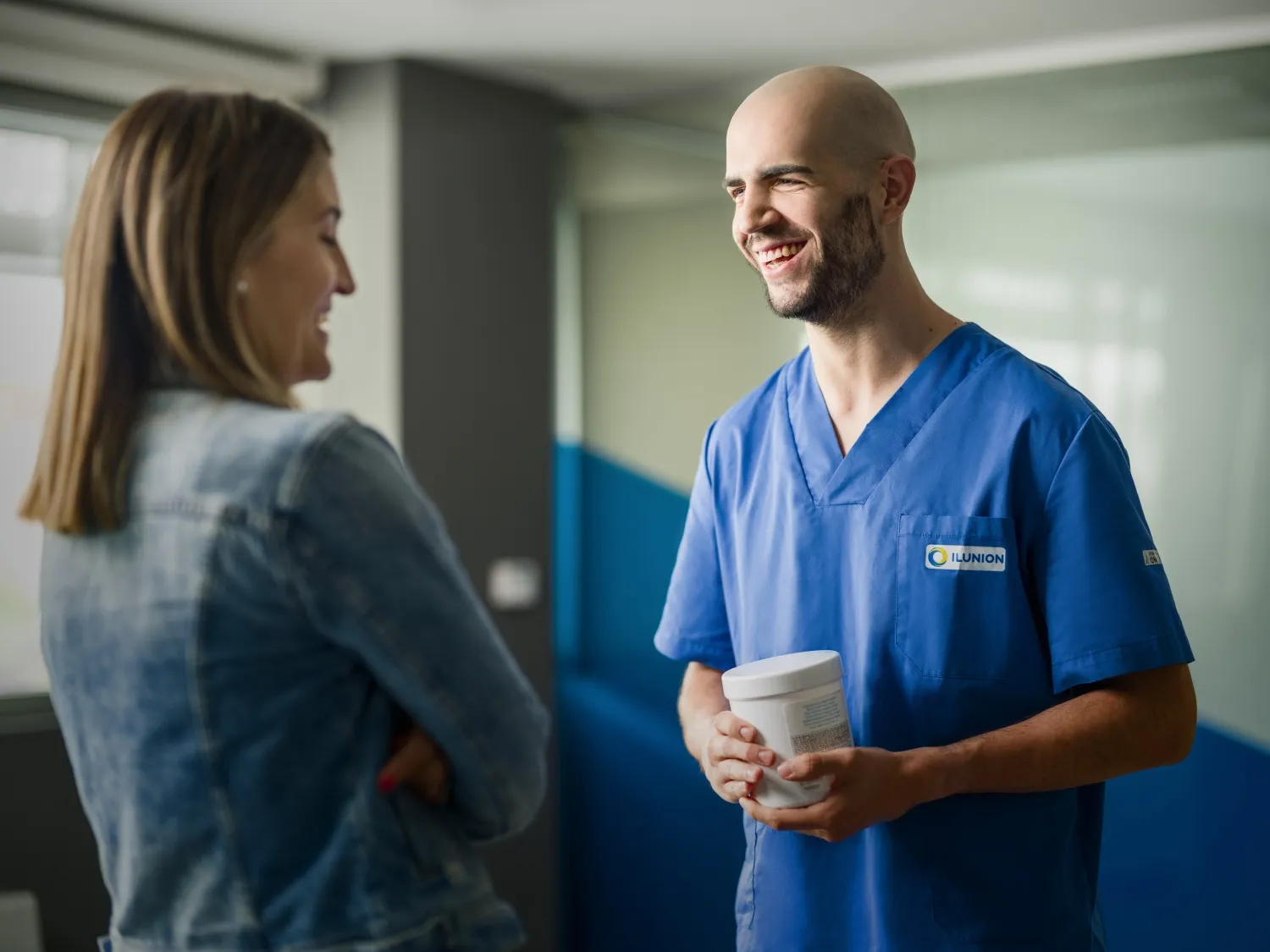 fisioterapeuta hablando con la panciente