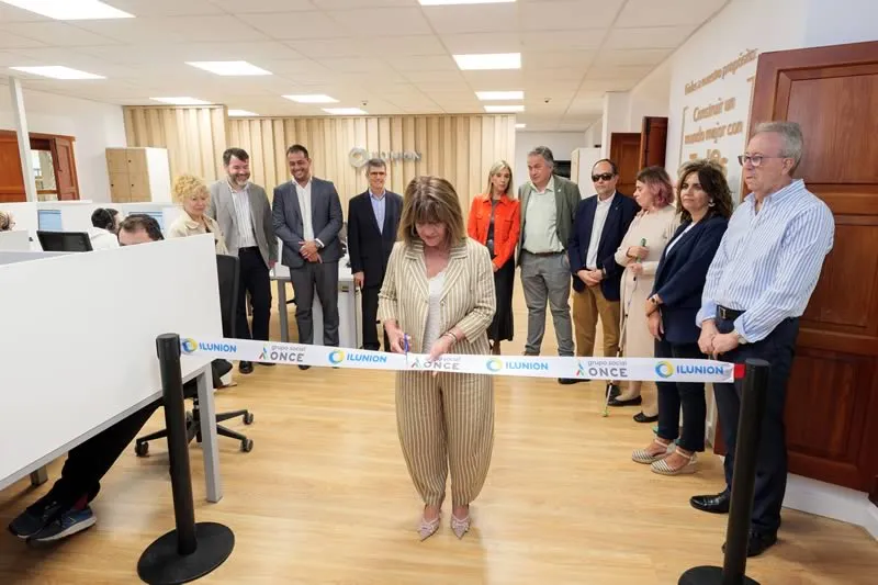 Inauguración CRAC en Mota del Cuervo (Cuenca), interior, corte de cinta.