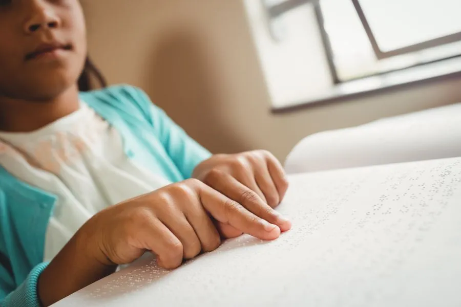 Niña leyendo braille