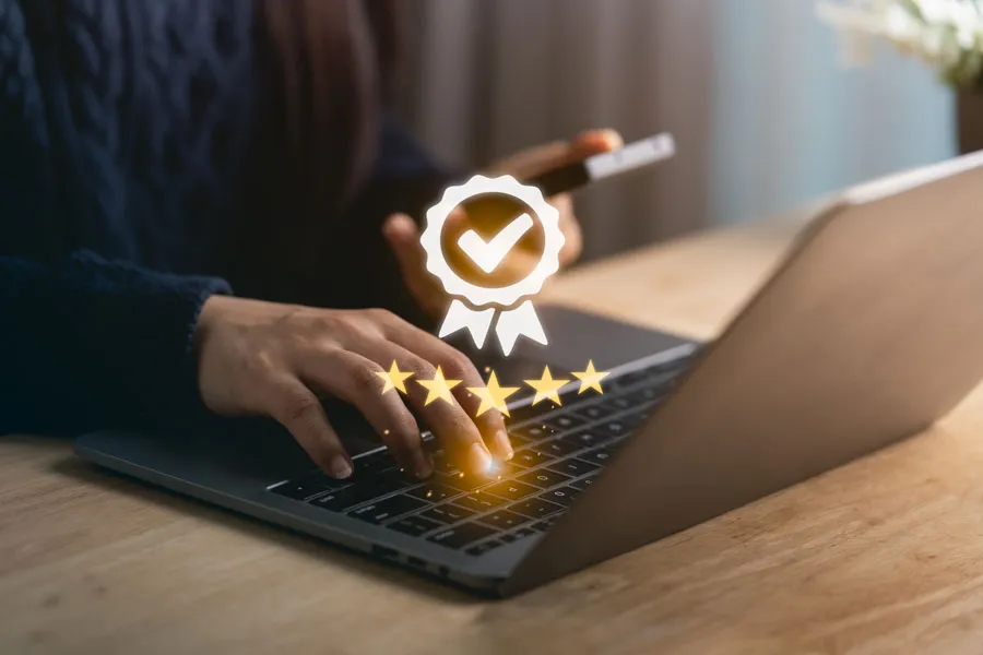 Manos de una persona comprando online