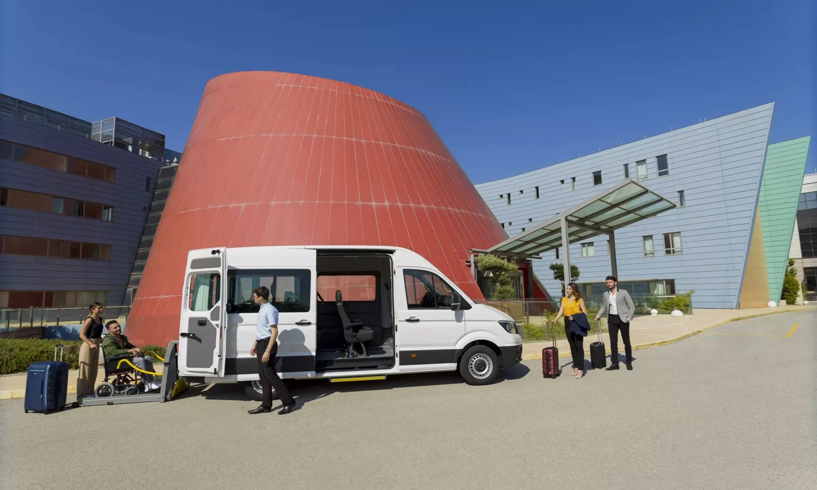 Fotografía del vehículo Crafter People PMR con varias personas alrededor observándolo.
