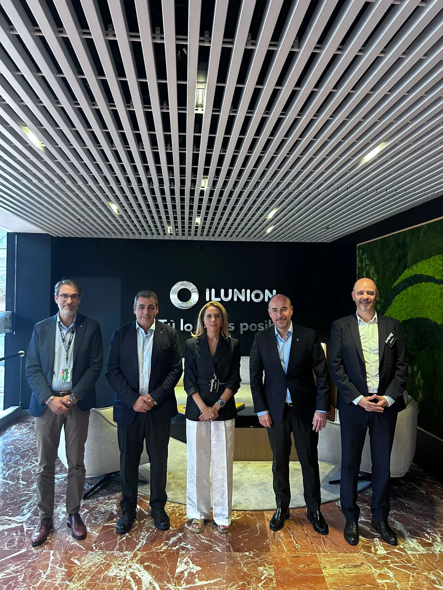 Fotografía de familia tras la firma del acuerdo entre ILUNION Facility Services y Family Biscuits