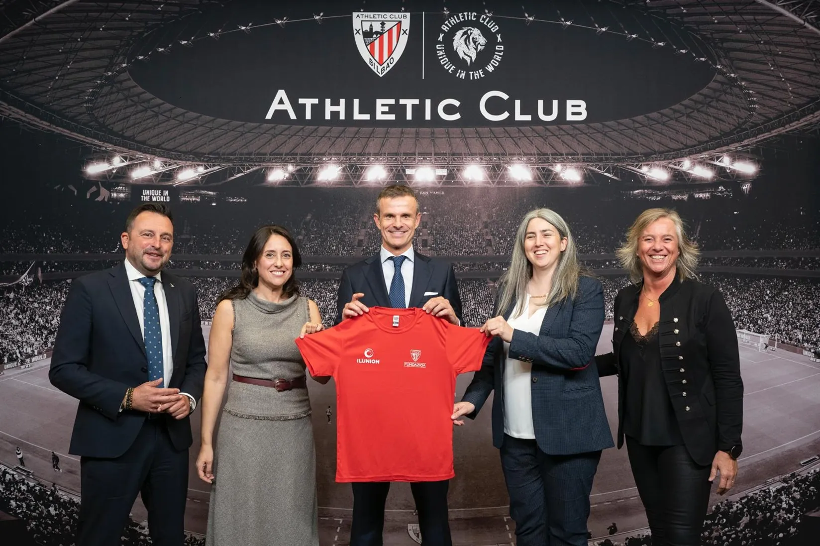 En la fotografía, de izquierda a derecha: El gerente nacional de Limpieza de ILUNION Facility Services, Francisco Guirado; la gerente territorial Zona Norte de ILUNION Facility Services, Itziar Prieto Salvador; el presidente del Athletic Club, Jon Uriarte; la delegada Territorial de ONCE del País Vasco, Usue Vallejo; y la responsable del proyecto Utopía, María José Boraita.