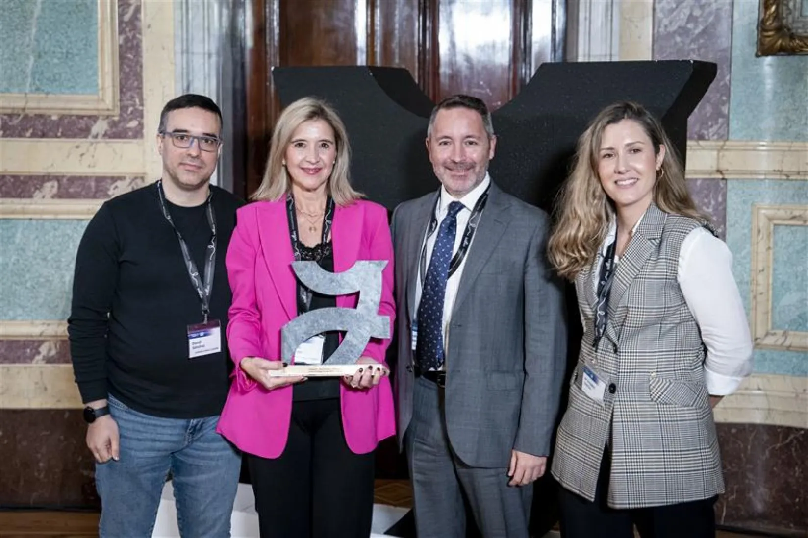Susana Sánchez, con el Premio Cegos 2025, junto a otras tres personas más del equipo y de los organizadores del los premios