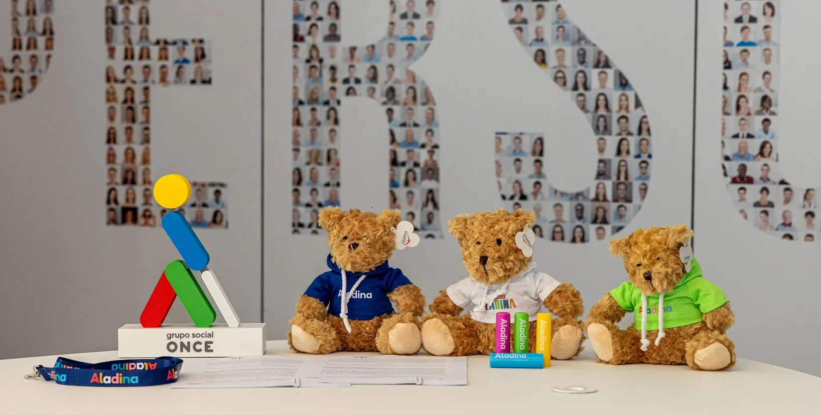 Varios peluches de la Fundación Aladina junto a una figura de Oncelio