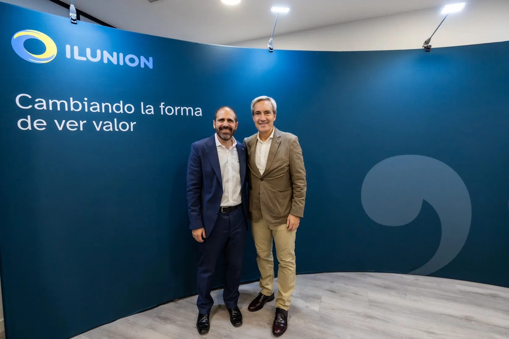El consejero delegado de ILUNION, Alejandro Oñoro, a la izquierda, junto al director gerente de ILUNION Fisioterapia, Sergio Álvarez, en el fotocall de ILUNION Cambiando la forma de ver valor