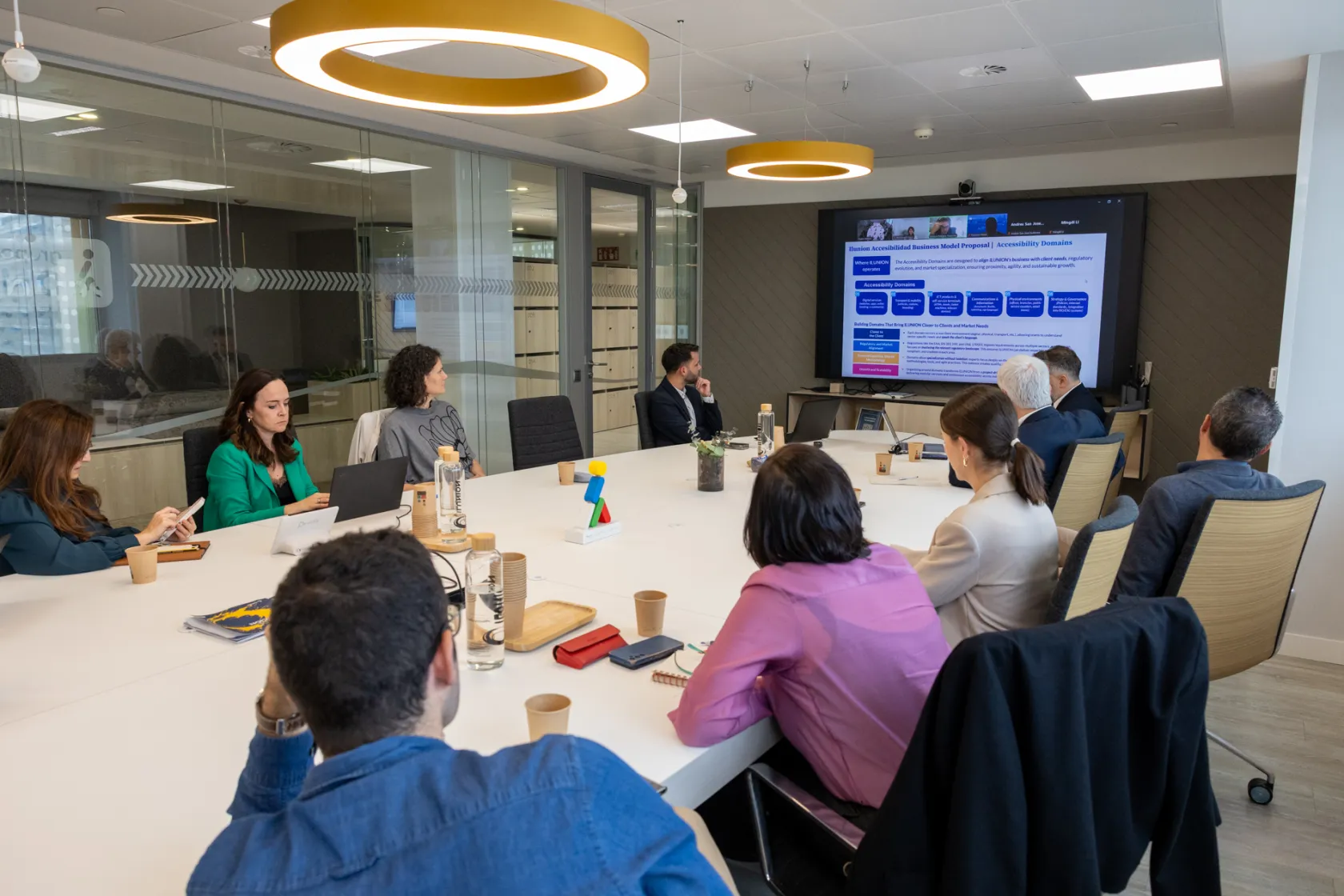 Alumnos y profesionales e ILUNION en la sala de trabajo