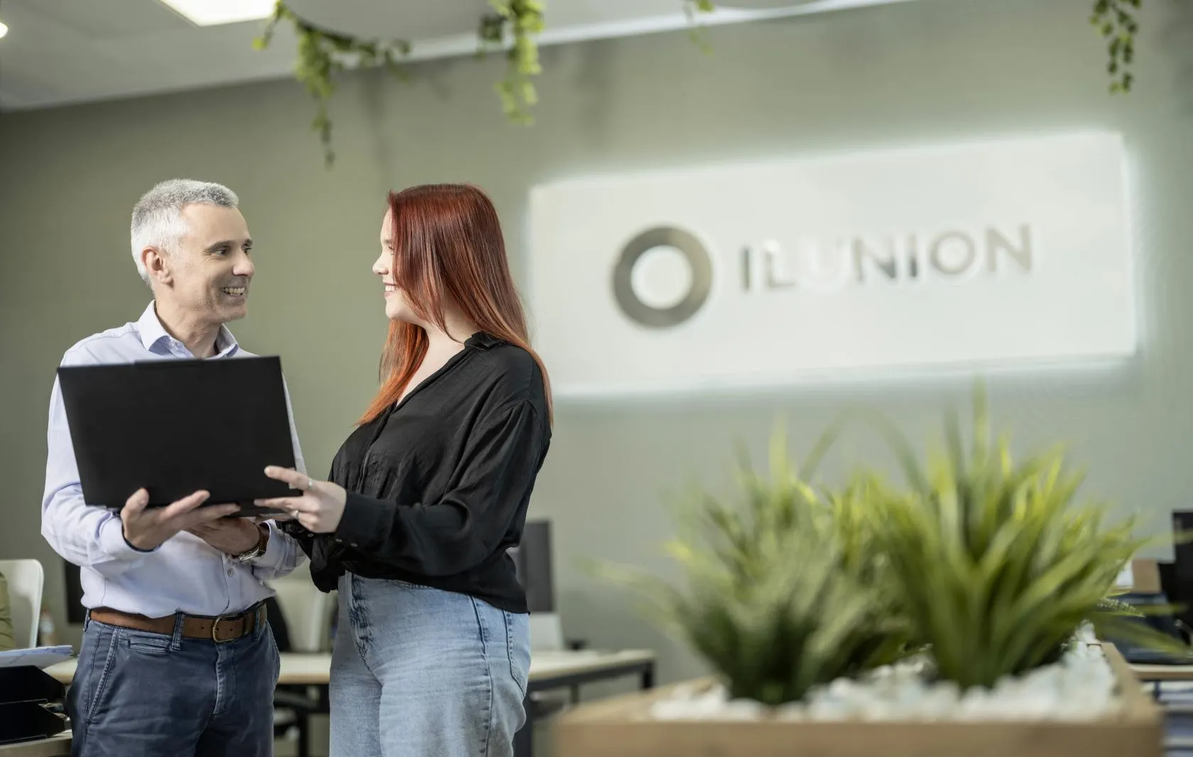 Dos personas trabajando en oficinas ILUNION