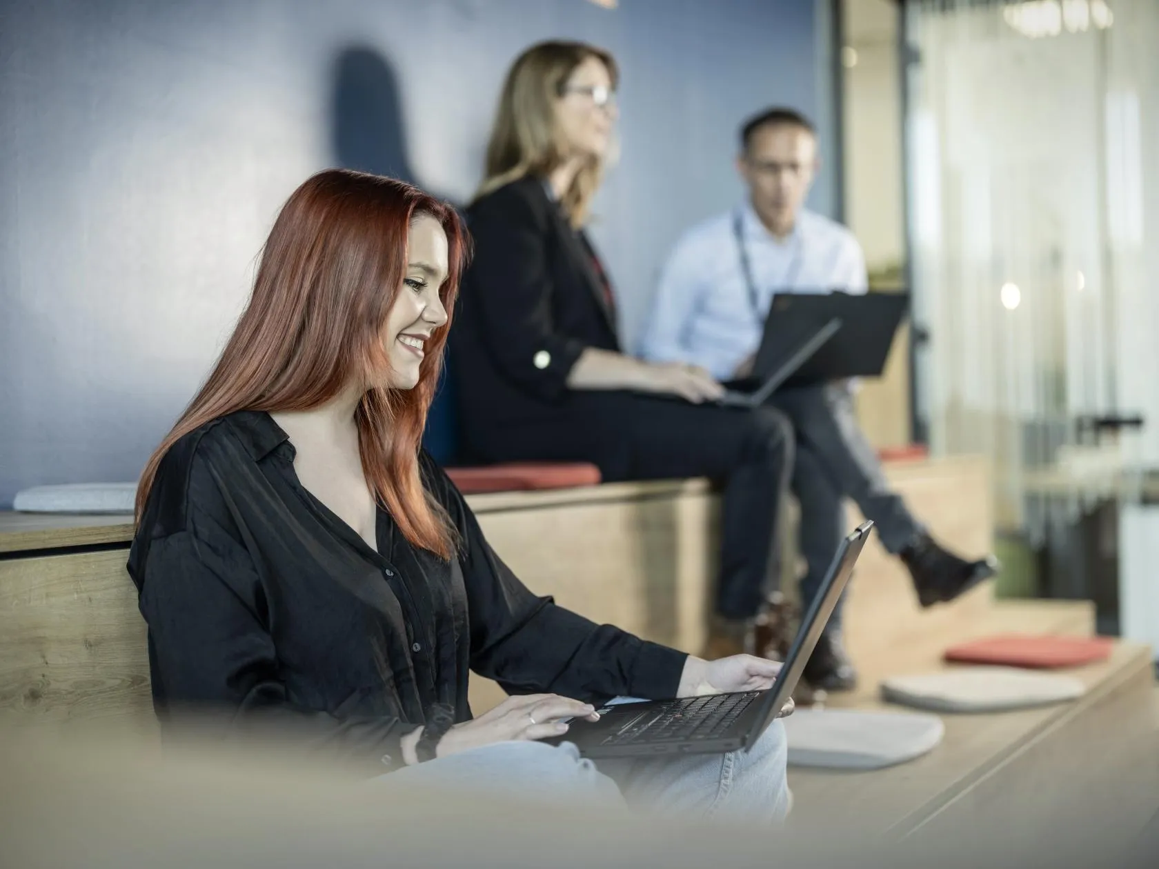 personas trabajando en oficina ILUNION