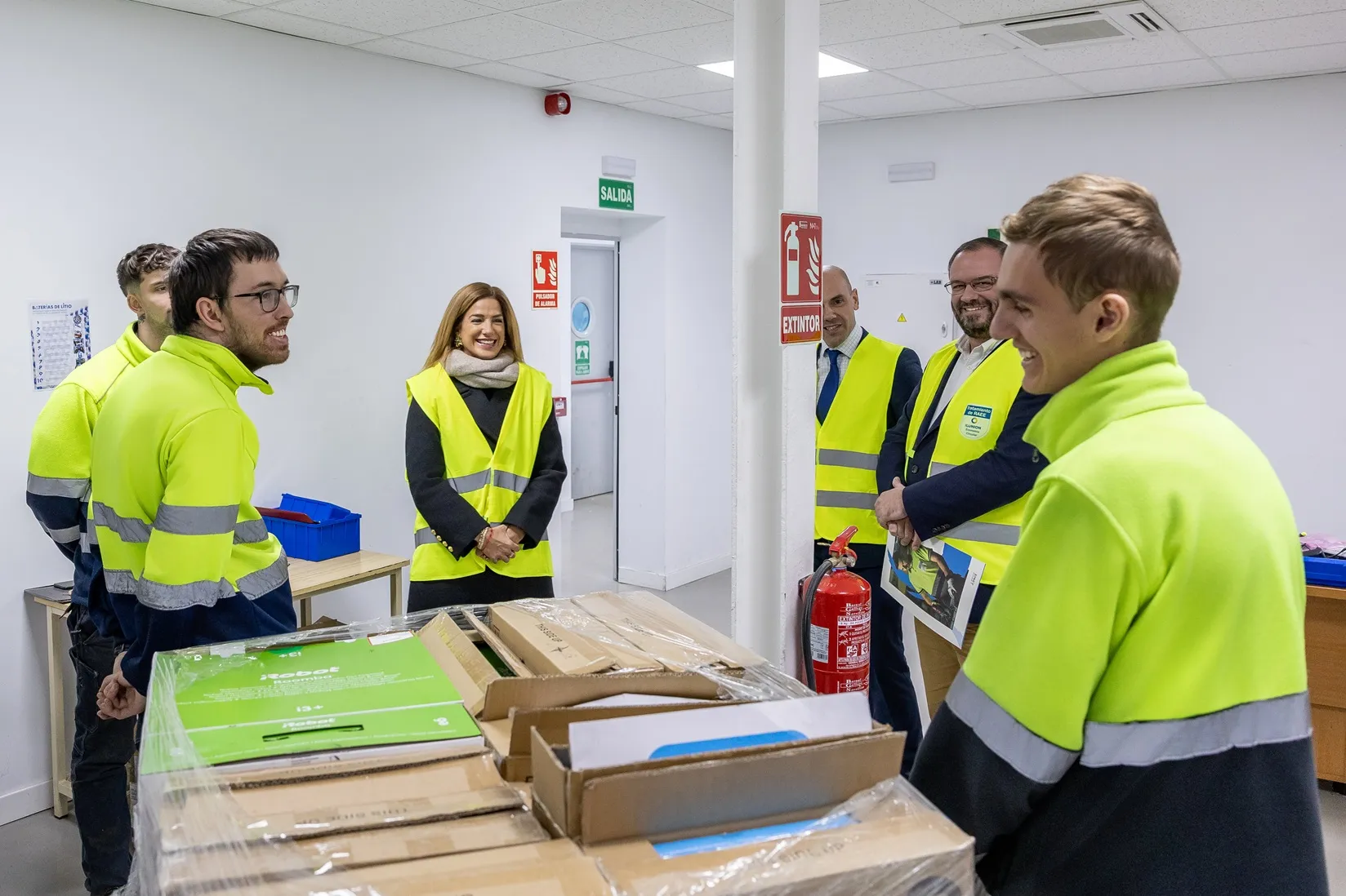 Un grupo de trabajadores conversa amigablemente con la directora general de Madrid Excelente, Elena Mantilla