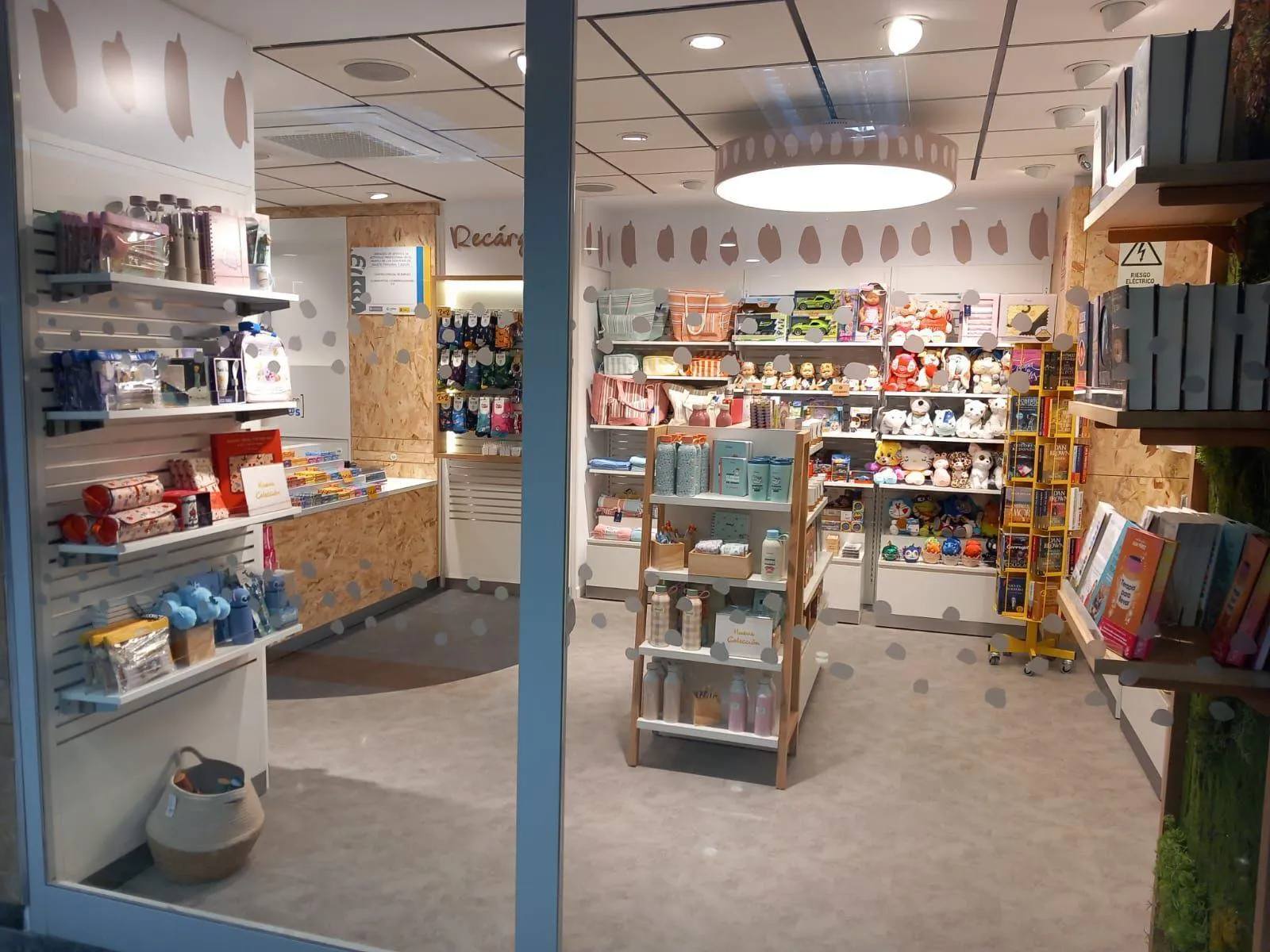 Interior de la tienda reinaugurada en el hospital La Candelaria