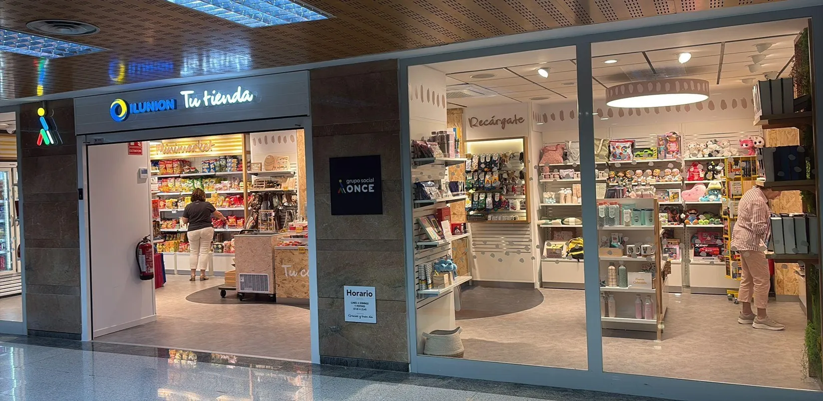 Fotografía de la entrada a la tienda reinaugurada en el hospital de La Candelaria, en Canarias