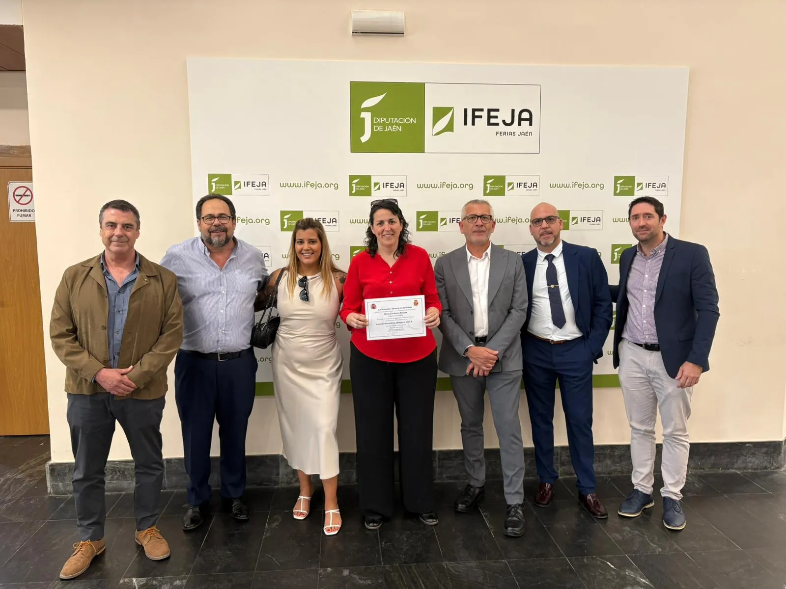 Fotografía de familia de los vigilantes de seguridad de ILUNION distinguidos en Jaén