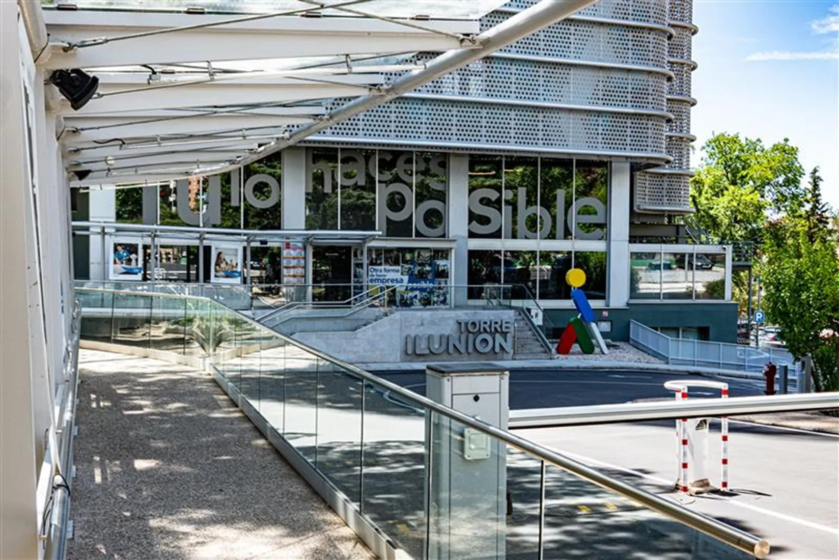 Fotografía de la pasarela que lleva a la entrada principal de Torre ILUNION