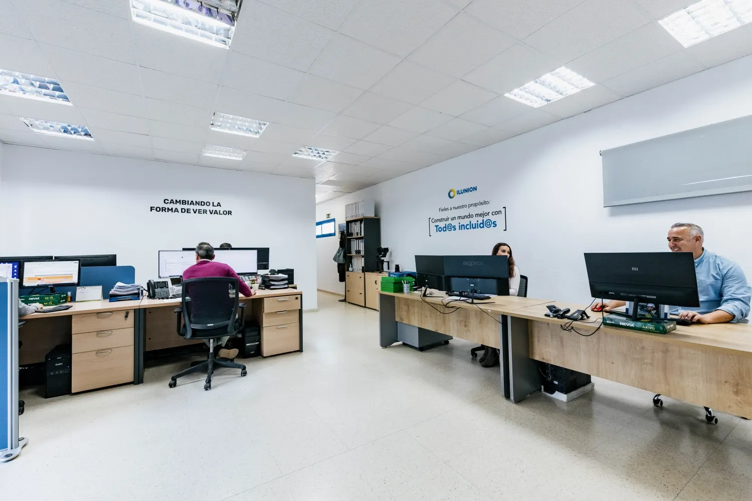 Una parte del equipo de ILUNION Economía Circular trabaja en una de las oficinas