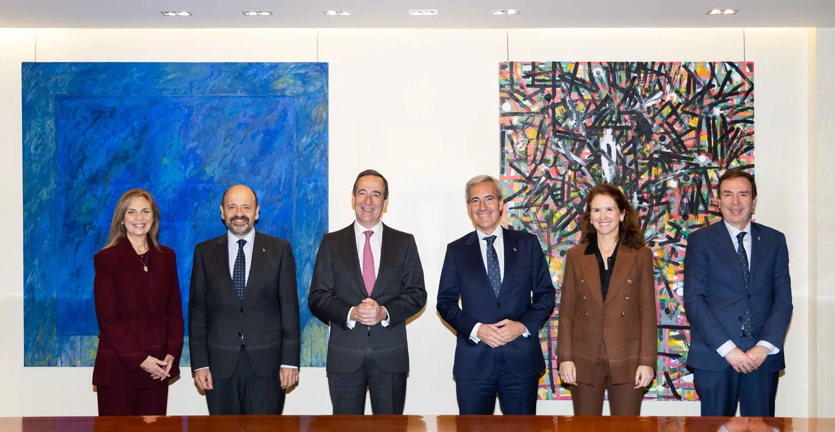 Fotografía de familia de Caixabank e ILUNION tras la firma del acuerdo