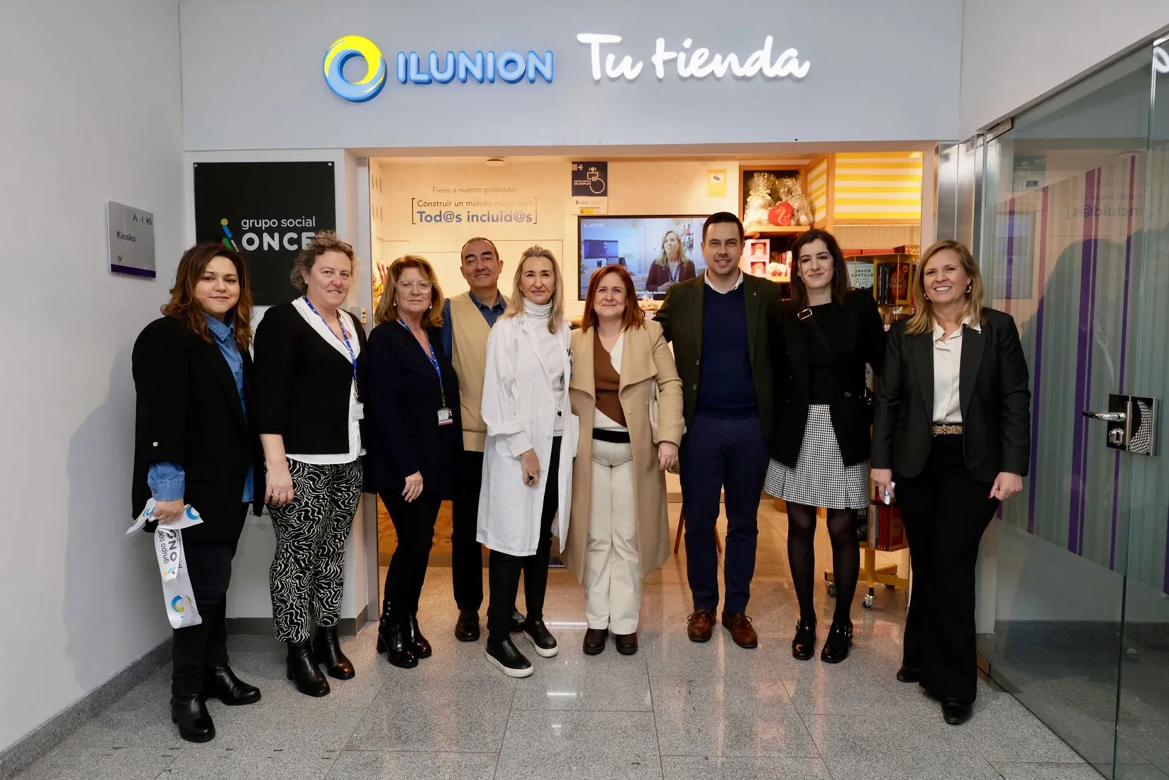Fotografía de familia tras la inauguración de la segunda tienda de ILUNION en el HUCA