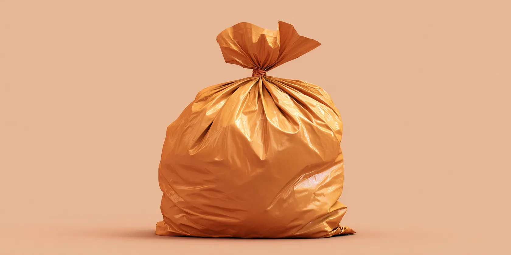 Bolsa de basura grande de color naranja, cerrada en la parte superior, sobre un fondo del mismo tono