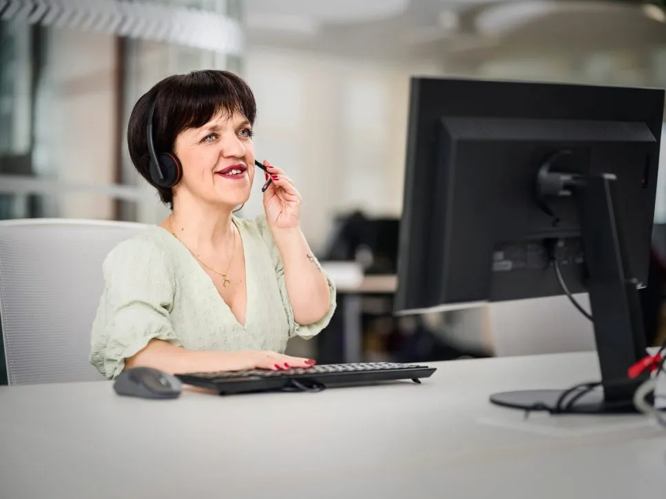 Operaria con discapacidad trabajando con su Pc.