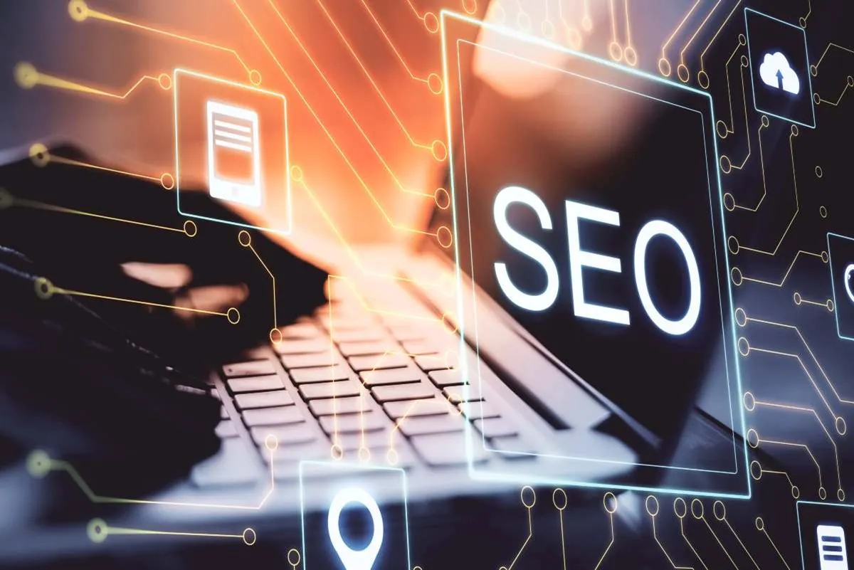 La palabra ‘SEO’ destacada sobre un teclado portátil, rodeada de iconos digitales que representan conceptos de optimización web