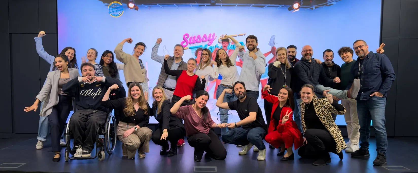 El equipo de ILUNION Comunicación Social posa desenfadadamente junto a la jefa de Experiencia de Empleado de ILUNION, Andrea Durán. 