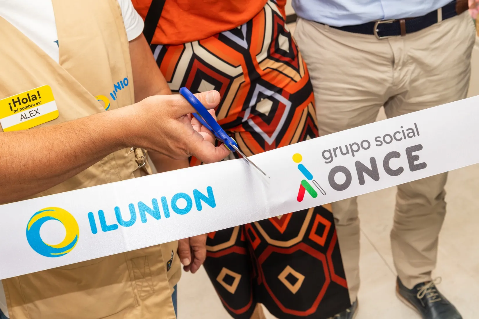 Detalle del corte de la cinta de inauguración