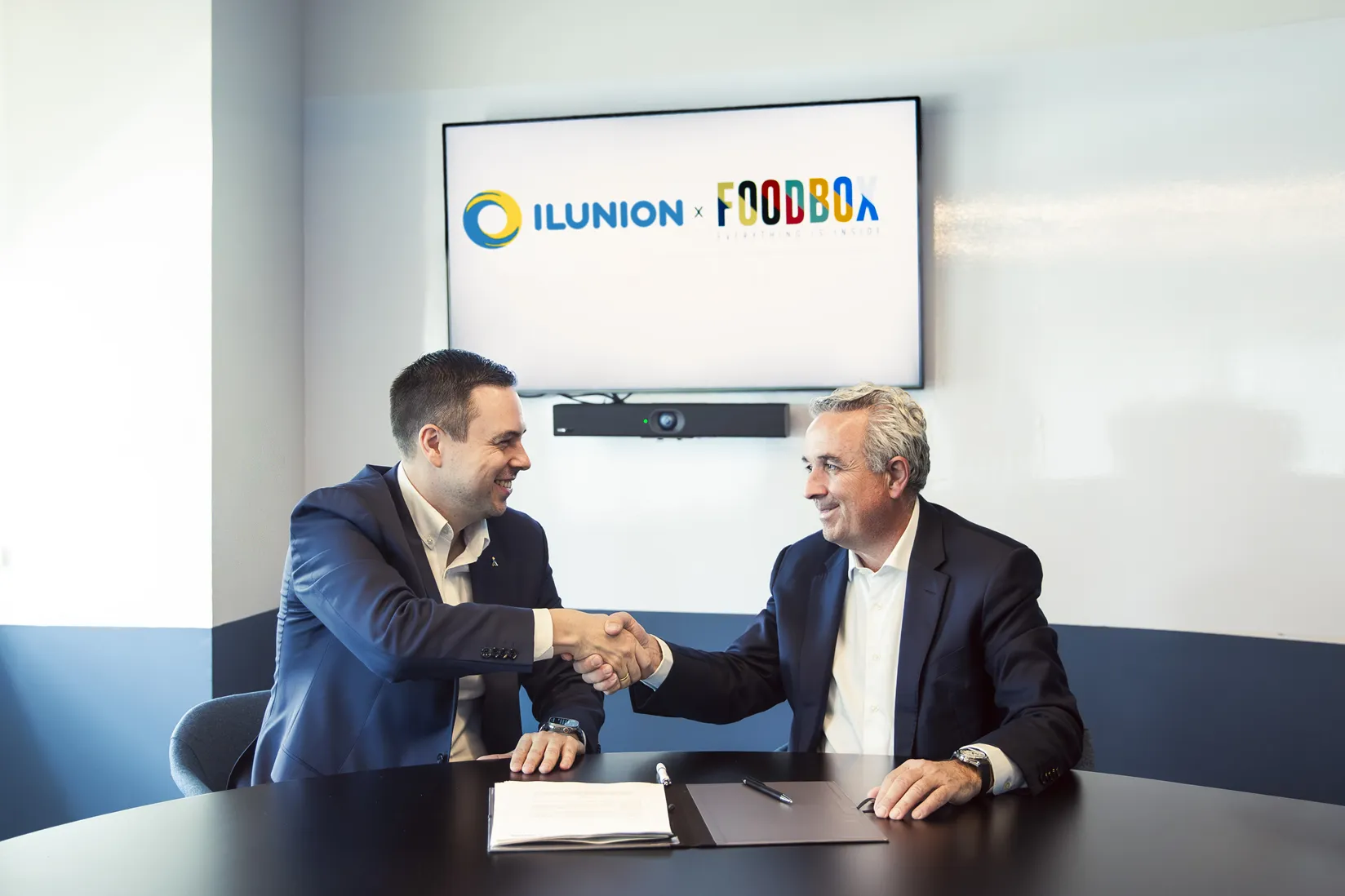 De izquierda a derecha, el director general de ILUNION Retail, Delio Díaz, y el presidente de FoodBox, Enrique Francia, se dan la mano tras la firma del acuerdo. 