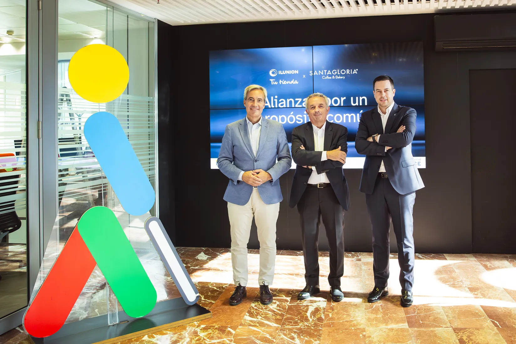 De izquierda a derecha, el consejero delegado de ILUNION, Alejandro Oñoro, el presidente de de FoodBox, Enrique Francia, y el director general de ILUNION Retail, Delio Díaz.
