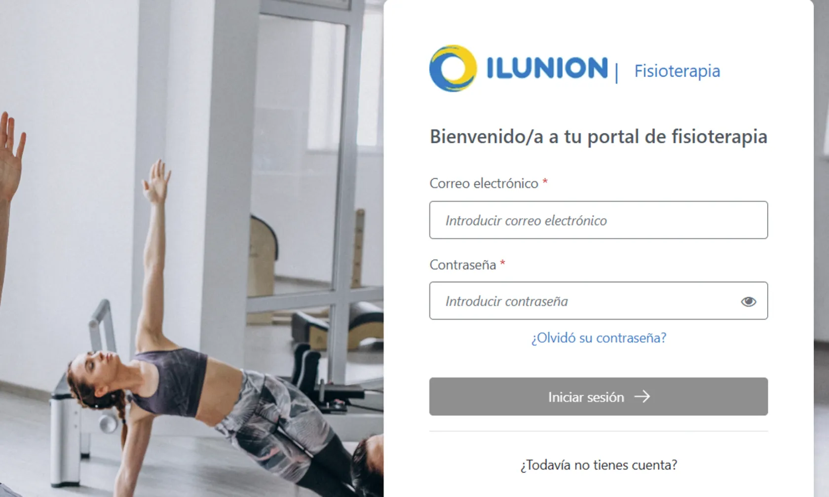 Personas adultas realizan ejercicios de estiramiento y equilibrio sobre colchonetas en una sala luminosa, mientras en el lateral aparece la pantalla de acceso al portal de fisioterapia de ILUNION con campos de correo y contraseña.