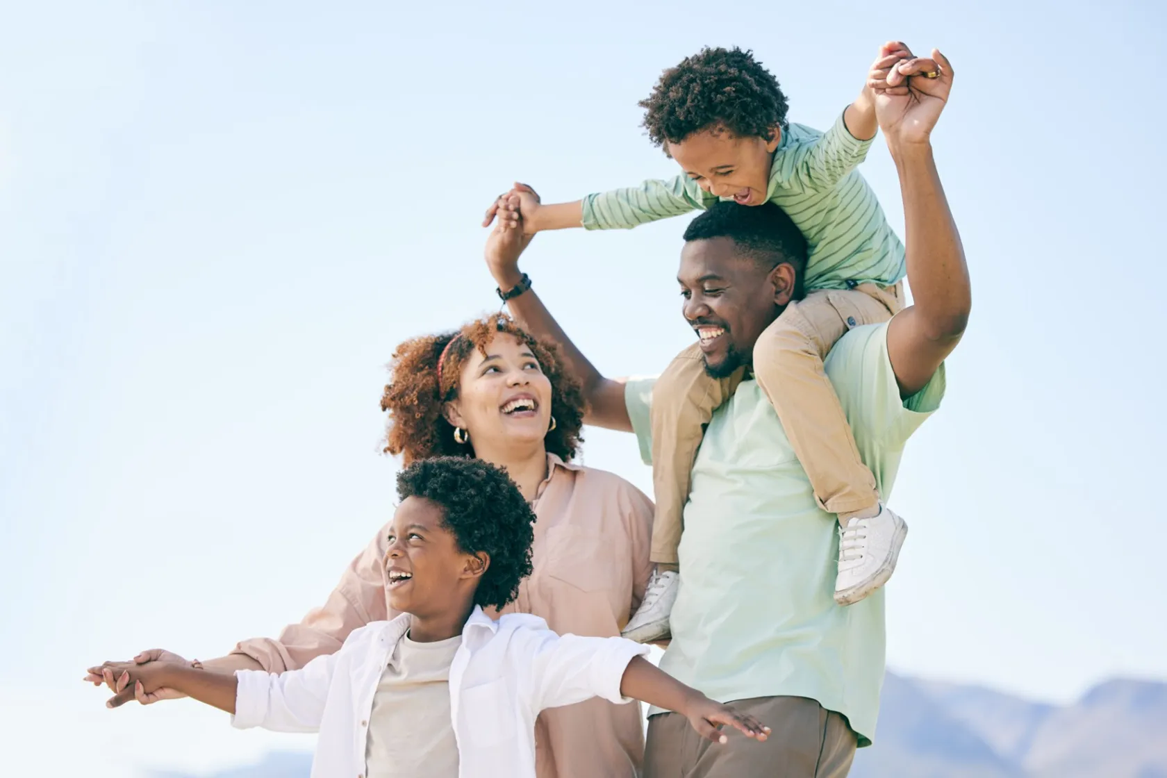 Coberturas y garantías de los seguros de vida. Texto alternativo de la imagen: una familia de madre, padre y dos hijos, con el fondo de unas montañas