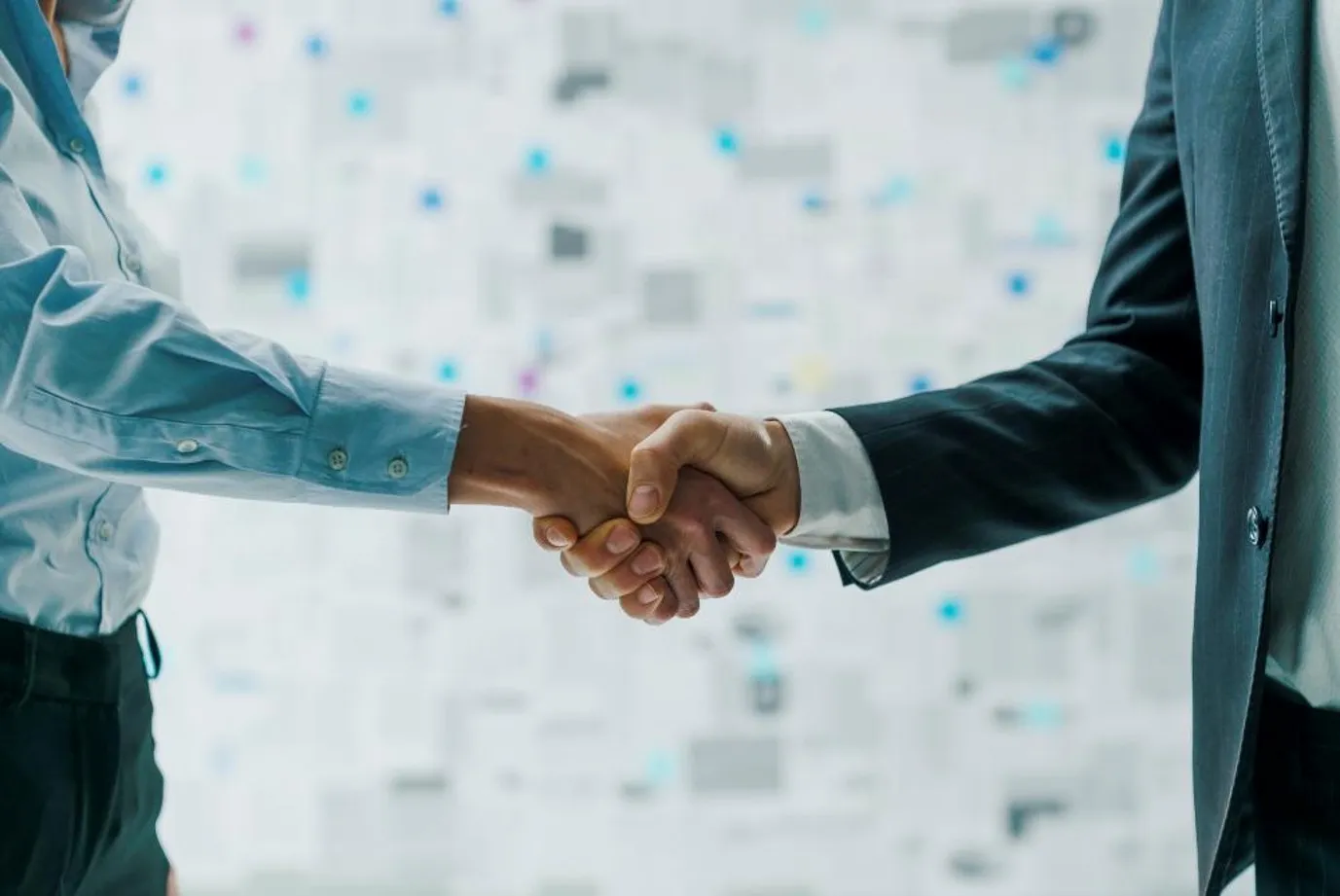 las manos de dos trabajadores entrelazándose