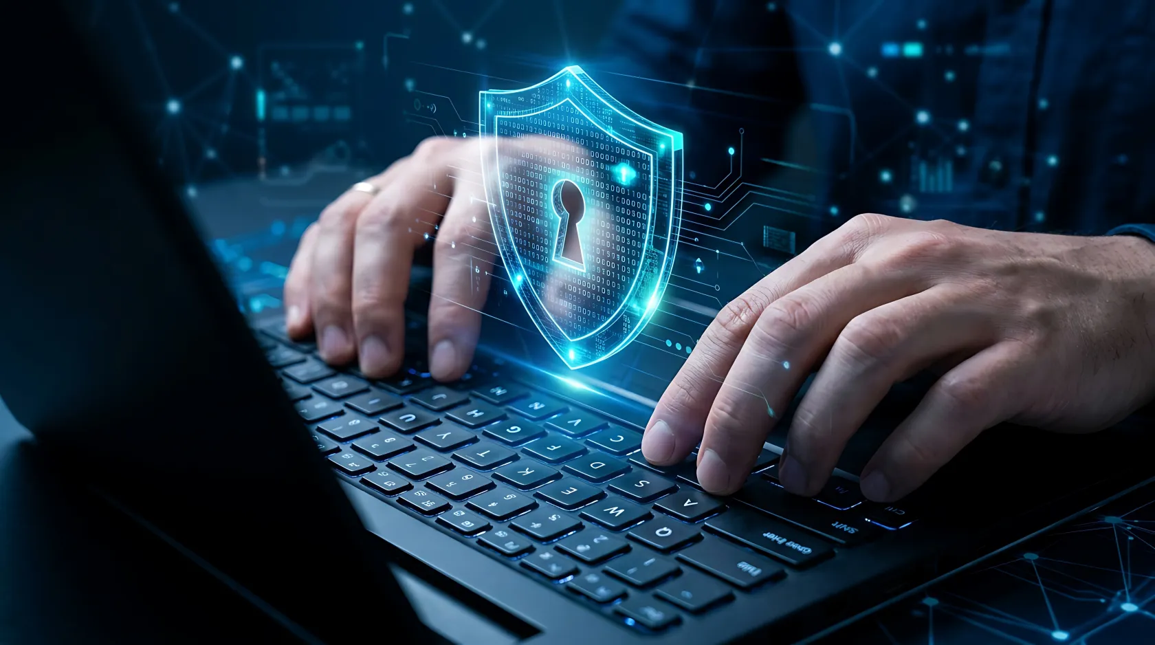 Manos utilizando un ordenador portátil con un escudo digital y un candado que simbolizan la ciberseguridad y la protección de datos