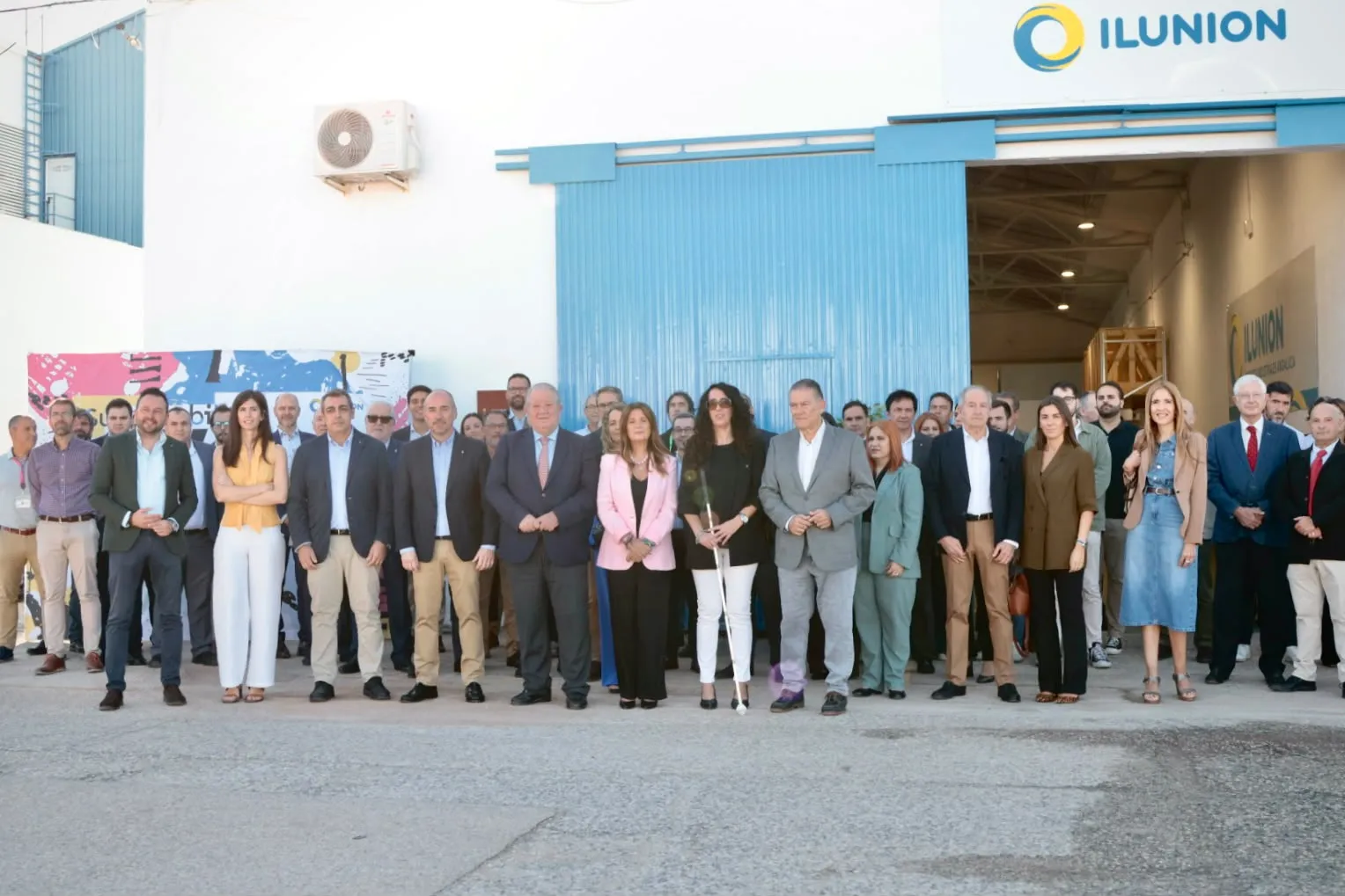 Fotografía de familia de la presentación de ILUNION Industrial Lab