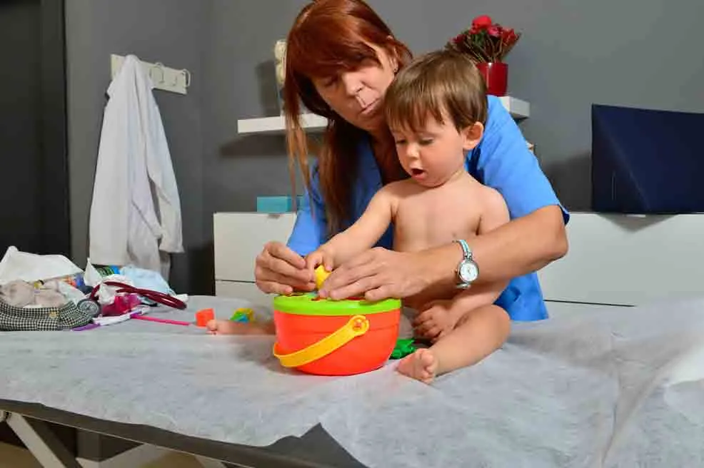 Beatriz Ardura realizando un tratamiento de fisioterapia respiratoria en niños