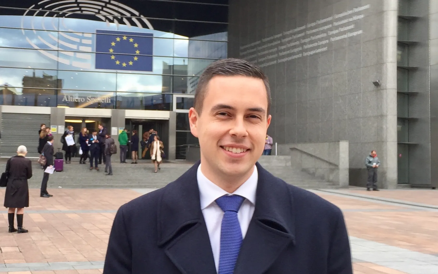 Foto de Delio Díaz en la sede del Parlamento Europeo 