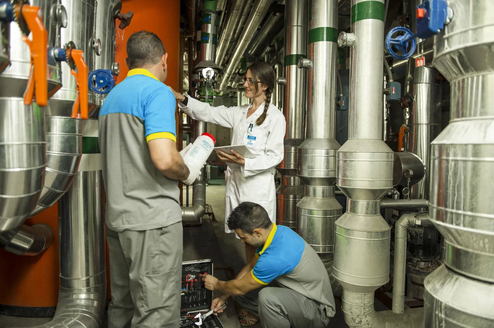 Profesionales de ILUNION realizando una inspección de legionela