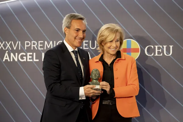 El CEO de ILUNION, Alejandro Oñoro recibe el premio Ángel Herrera del CEU