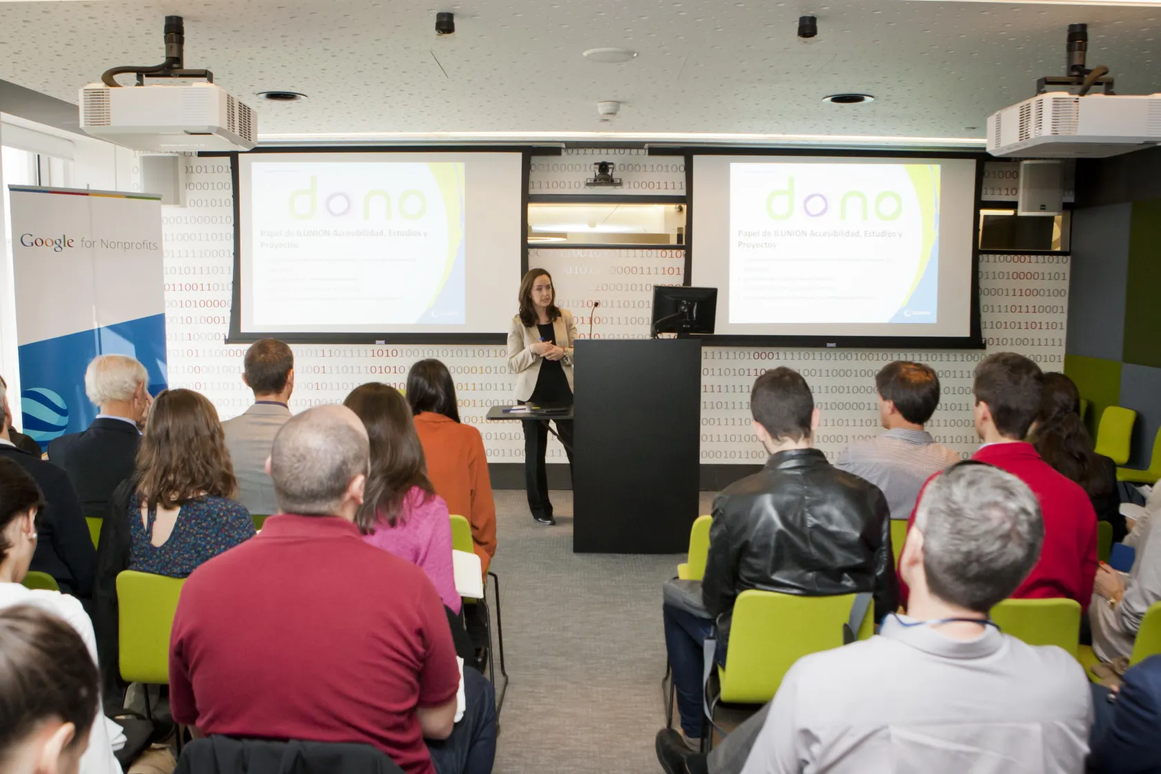 Ana Uruñuela de ILUNION Consultoría en la presentación de Google for Nonprofits