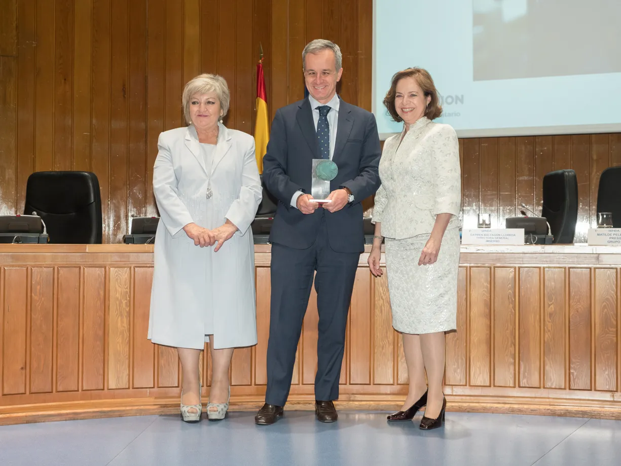 El director general de ILUNION Sociosanitario, Joaquín Leizaola, tras recoger el premio
