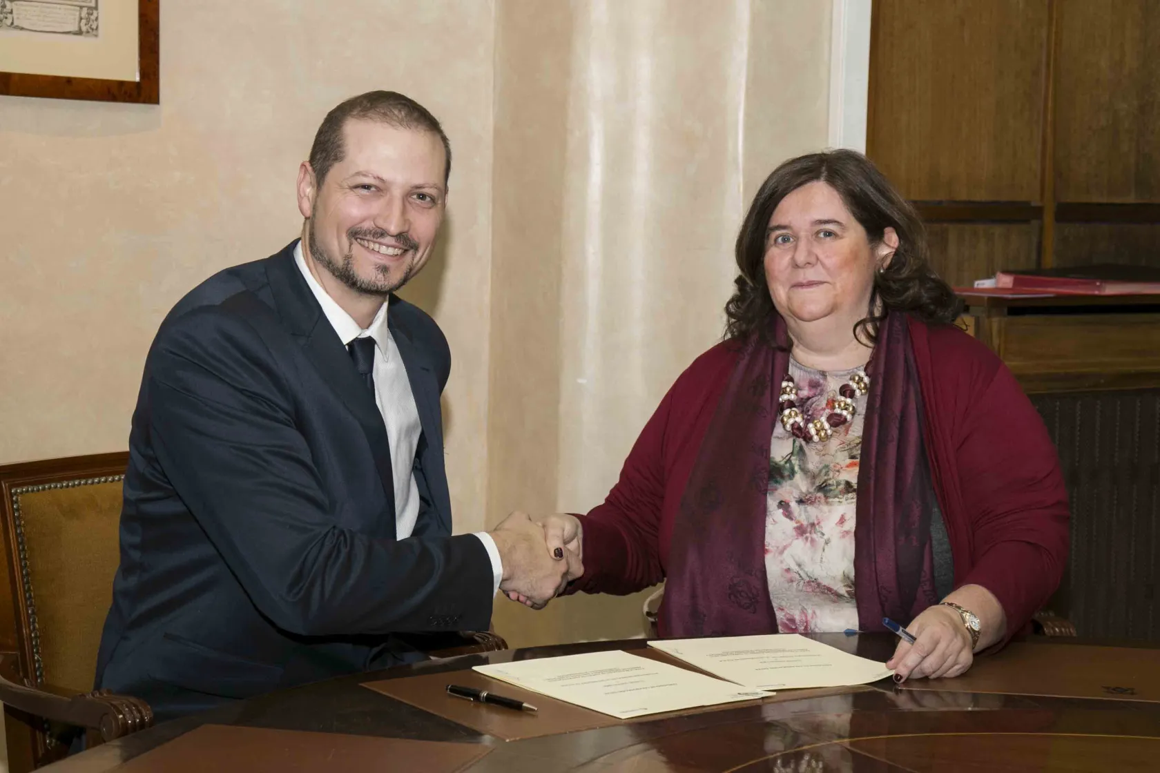 Mario Medina y María Teresa del Val firmando el acuerdo