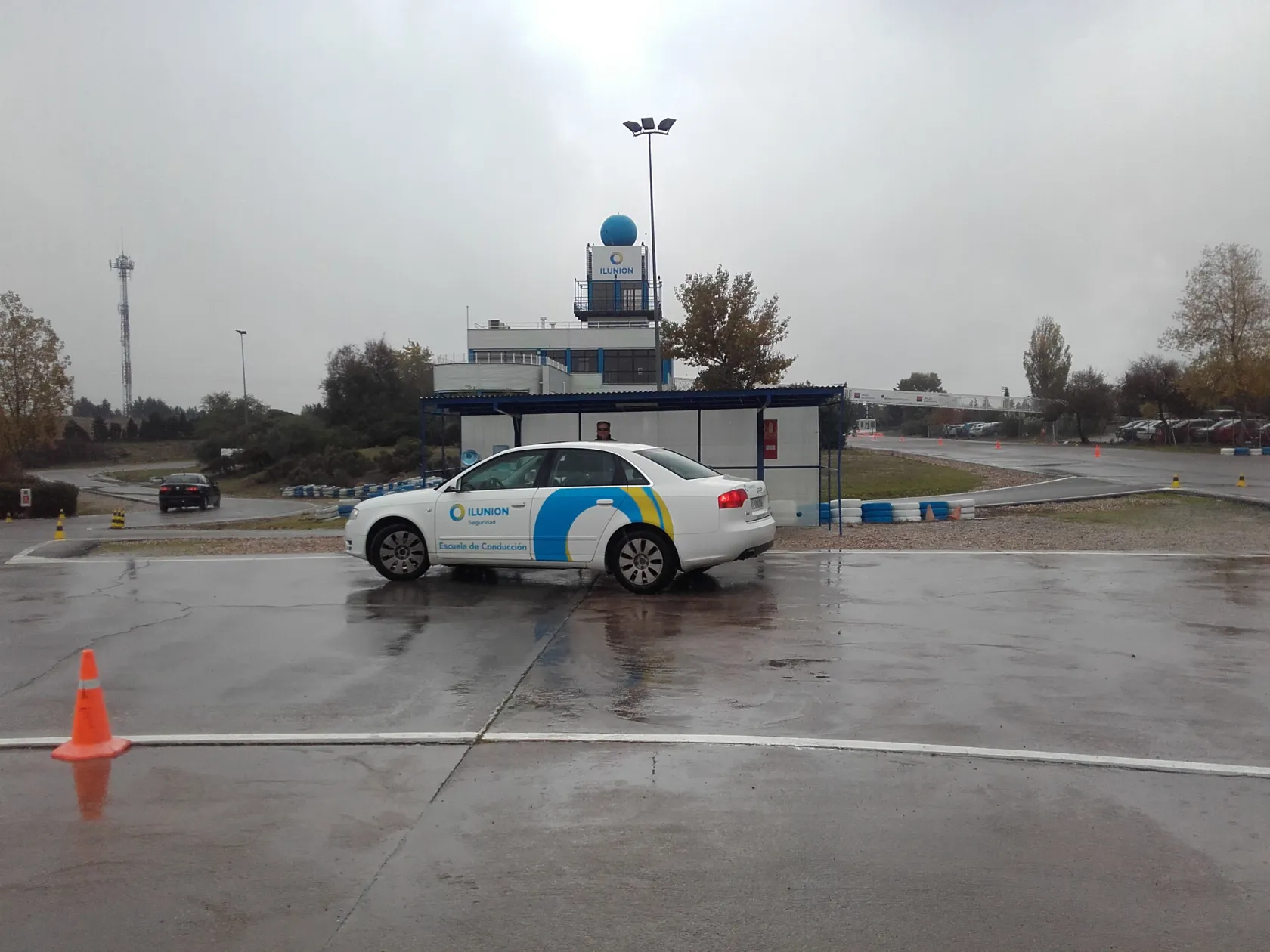 Uno de los momentos prácticos de la jornada de seguridad vial. En la imagen, un vehículo circulando en asfalto mojado.