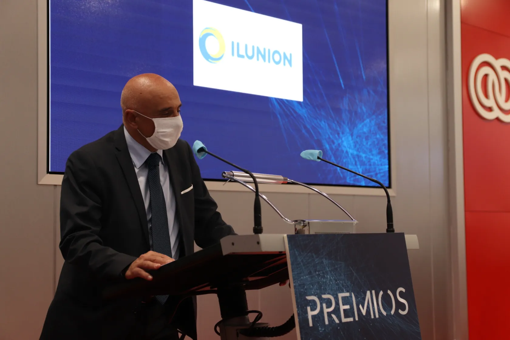 Imagen de Eusebio Azorín recogiendo el premio 