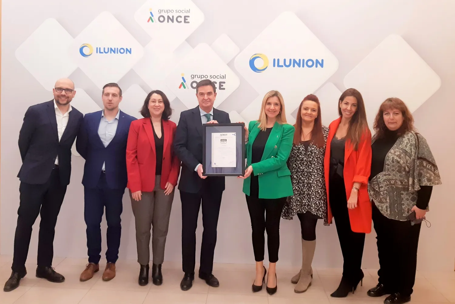 Foto de familia de la entrega del certificado 